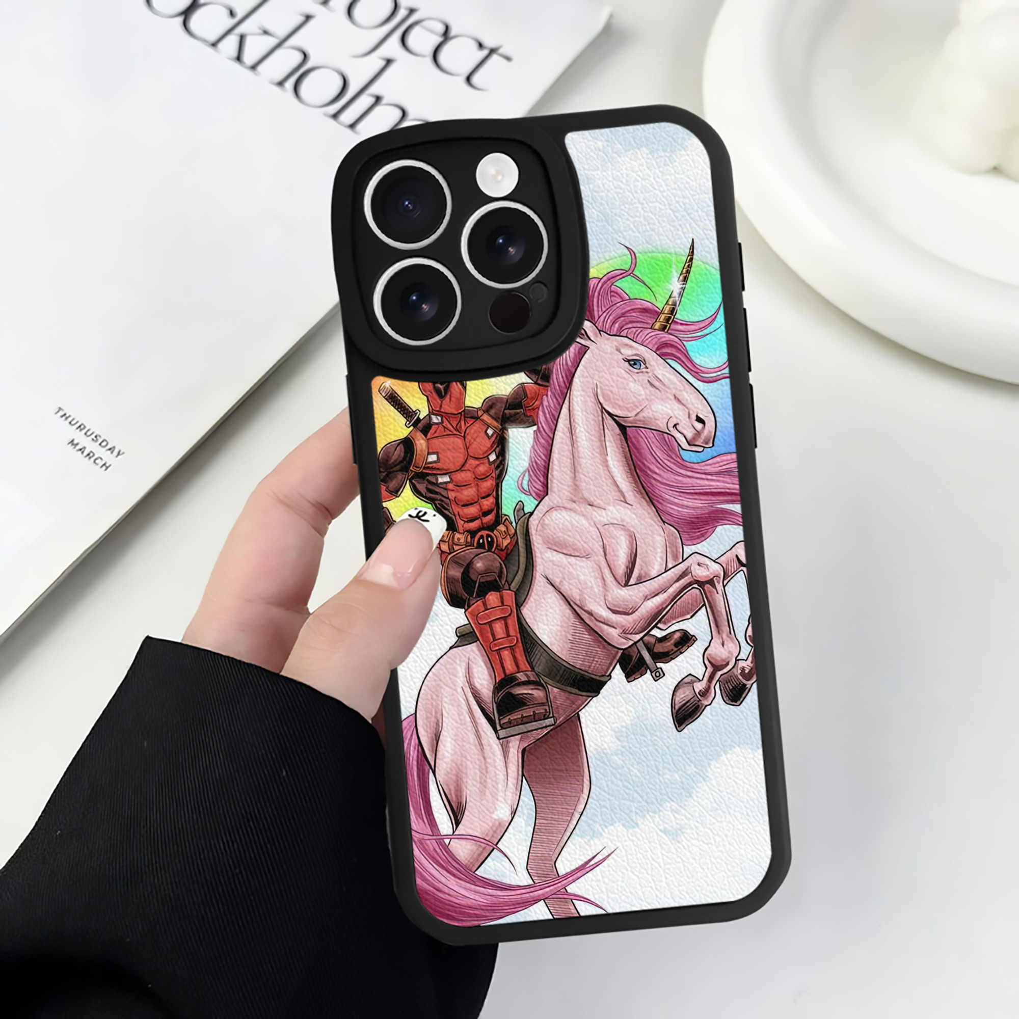 （画像用） Deadpool デッドプール 【iPhone 16シリーズ対応】シリコンスマホケース（レザー調） 材質：シリコン